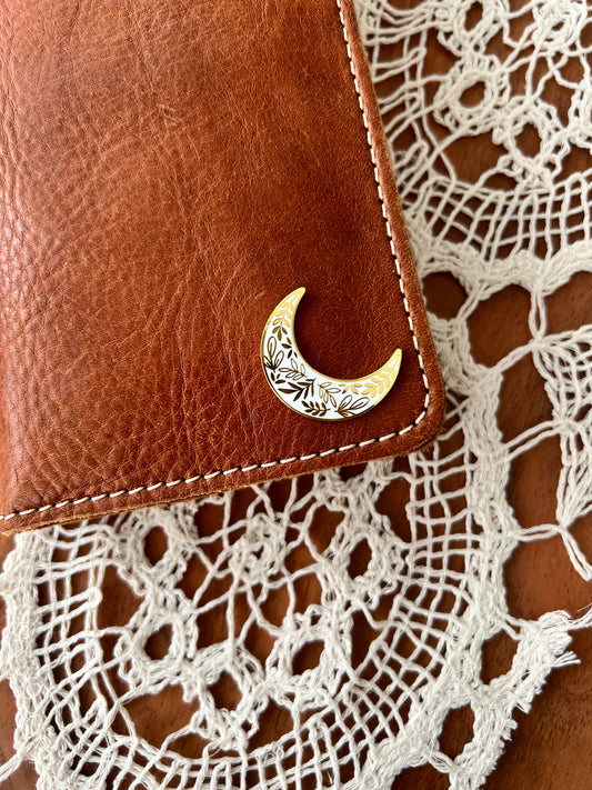 „Foliage Moon“ Magnetic Enamel Pin