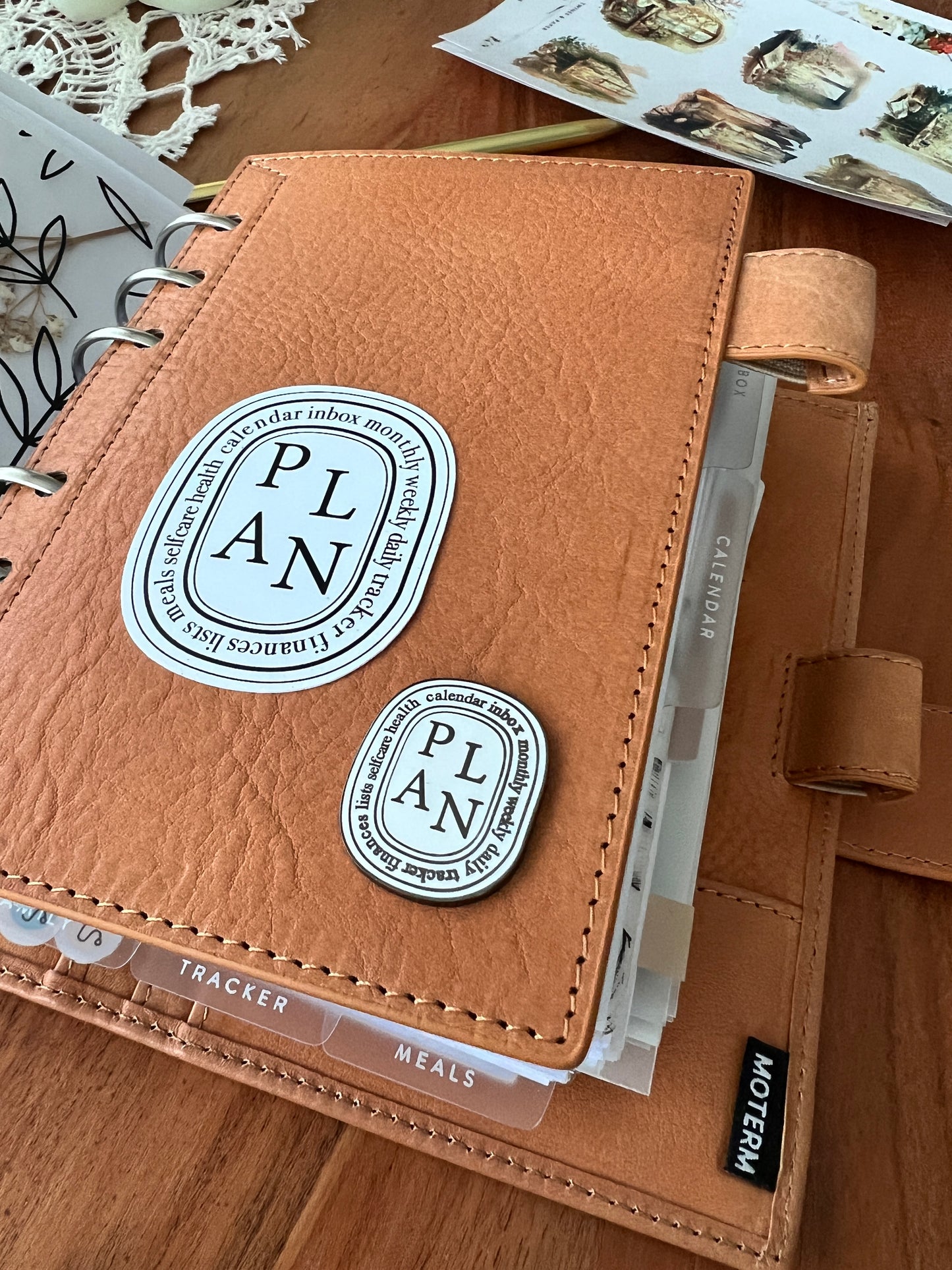 „PLAN“ Diptyque inspirierter magnetischer Emaille Pin