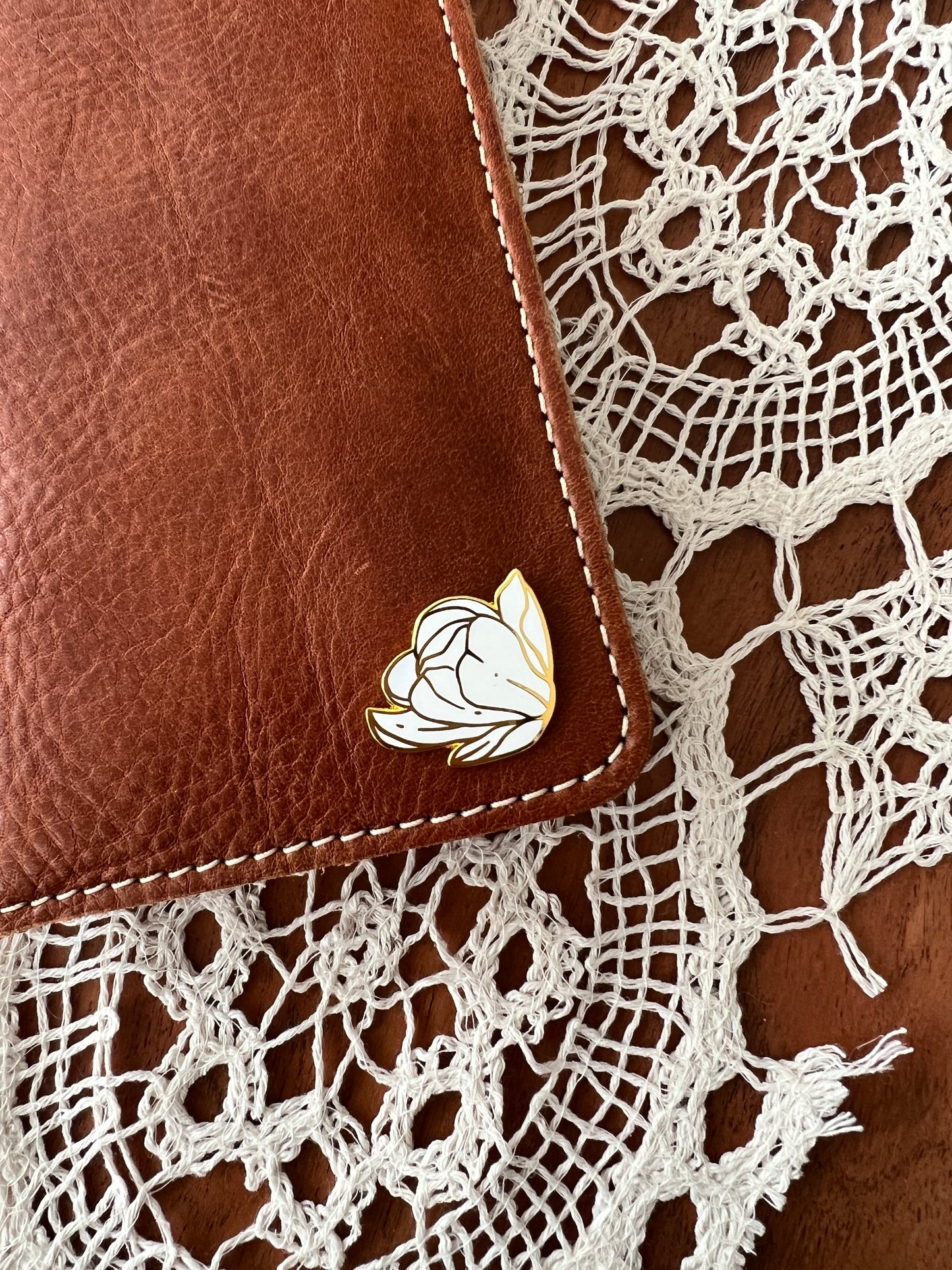 „Magnolia“ Magnetic Enamel Pin