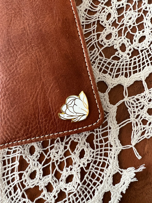 „Magnolia“ Magnetic Enamel Pin