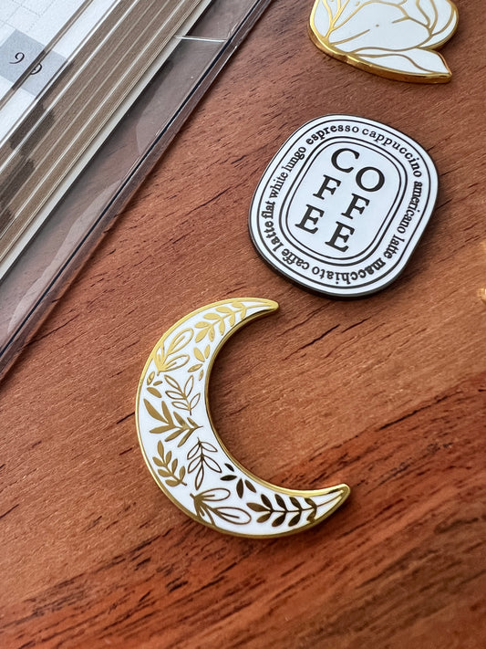 „Foliage Moon“ Magnetic Enamel Pin