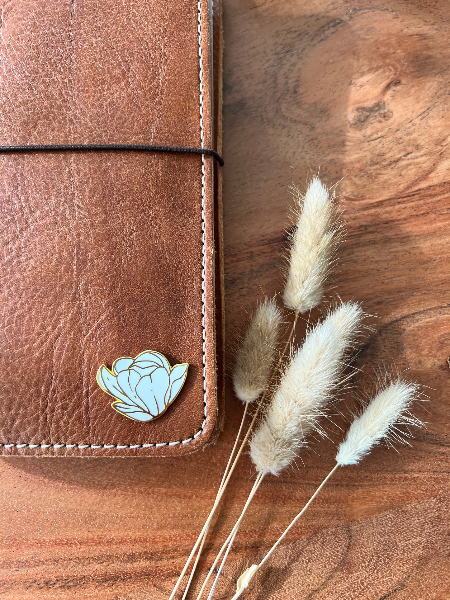 „Magnolia“ Magnetic Enamel Pin