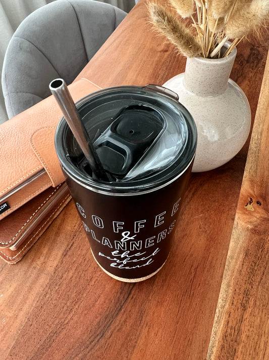 „Coffee & Planners“ Becher mit schwarzem Korkboden • 500 ml • Edelstahlstrohhalm