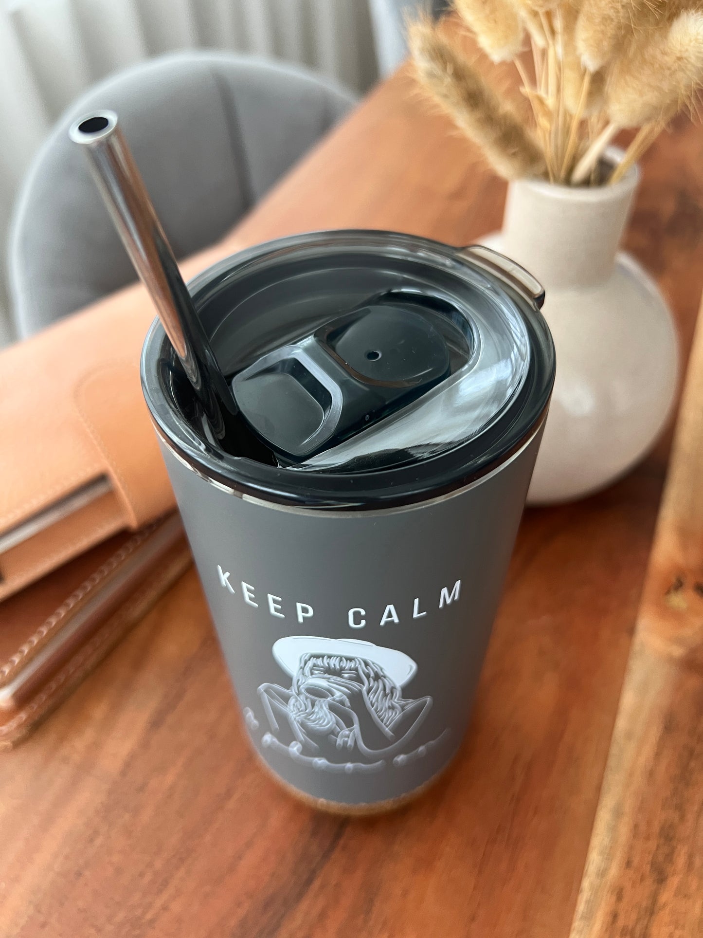 „Keep Calm & Plan On“ Becher mit grauem Korkboden • 500 ml • Edelstahlstrohhalm