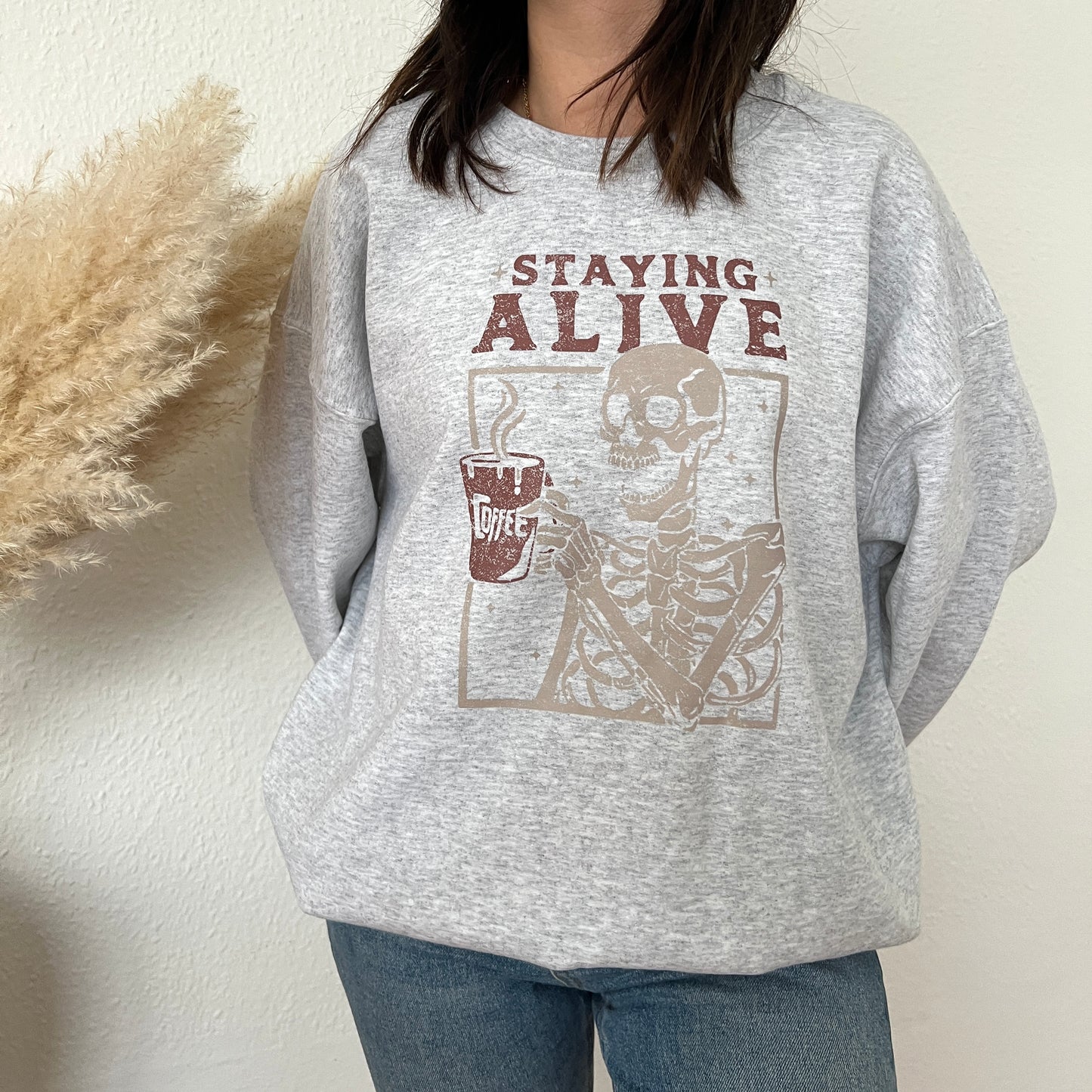 Halloween-Sweatshirt/Hoodie „Staying Alive Skeleton Coffee“ • Lifestyle-Kollektion