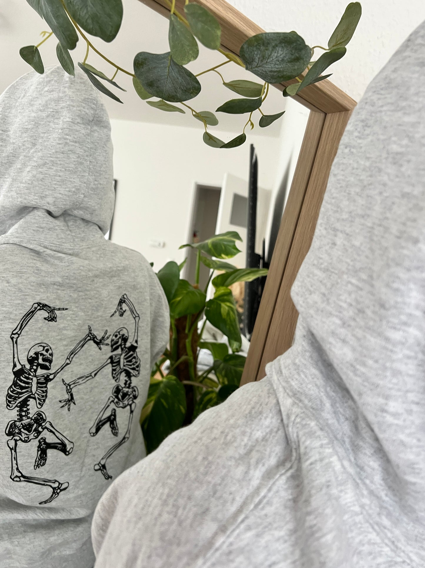 „Dancing Skeletons Large Back Print“ Halloween-Sweatshirt/Hoodie • Lifestyle-Kollektion