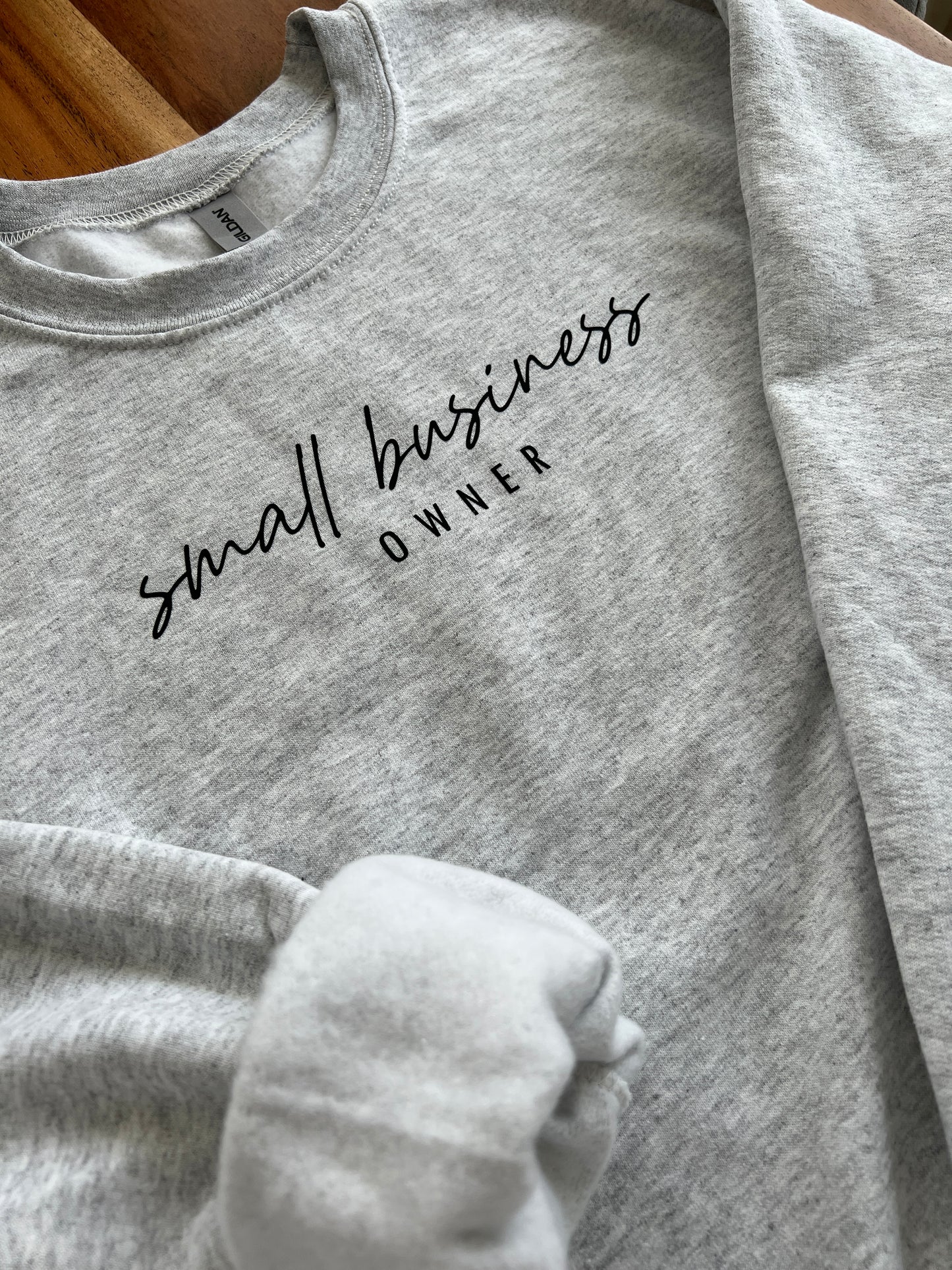 „Small Business Owner“ Sweatshirt/Hoodie • Wählen Sie Ihre eigenen Farben • Lifestyle-Kollektion