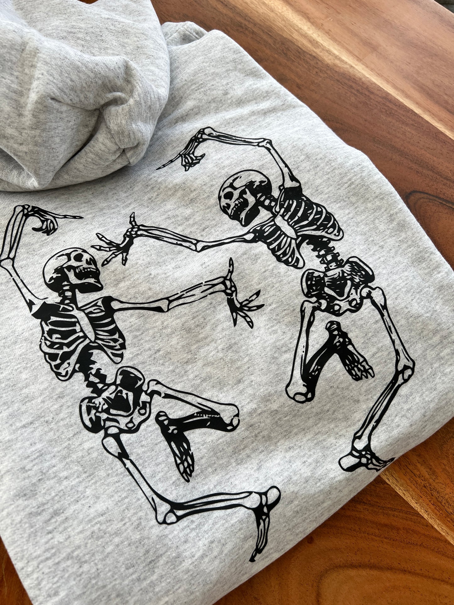 „Dancing Skeletons Large Back Print“ Halloween-Sweatshirt/Hoodie • Lifestyle-Kollektion