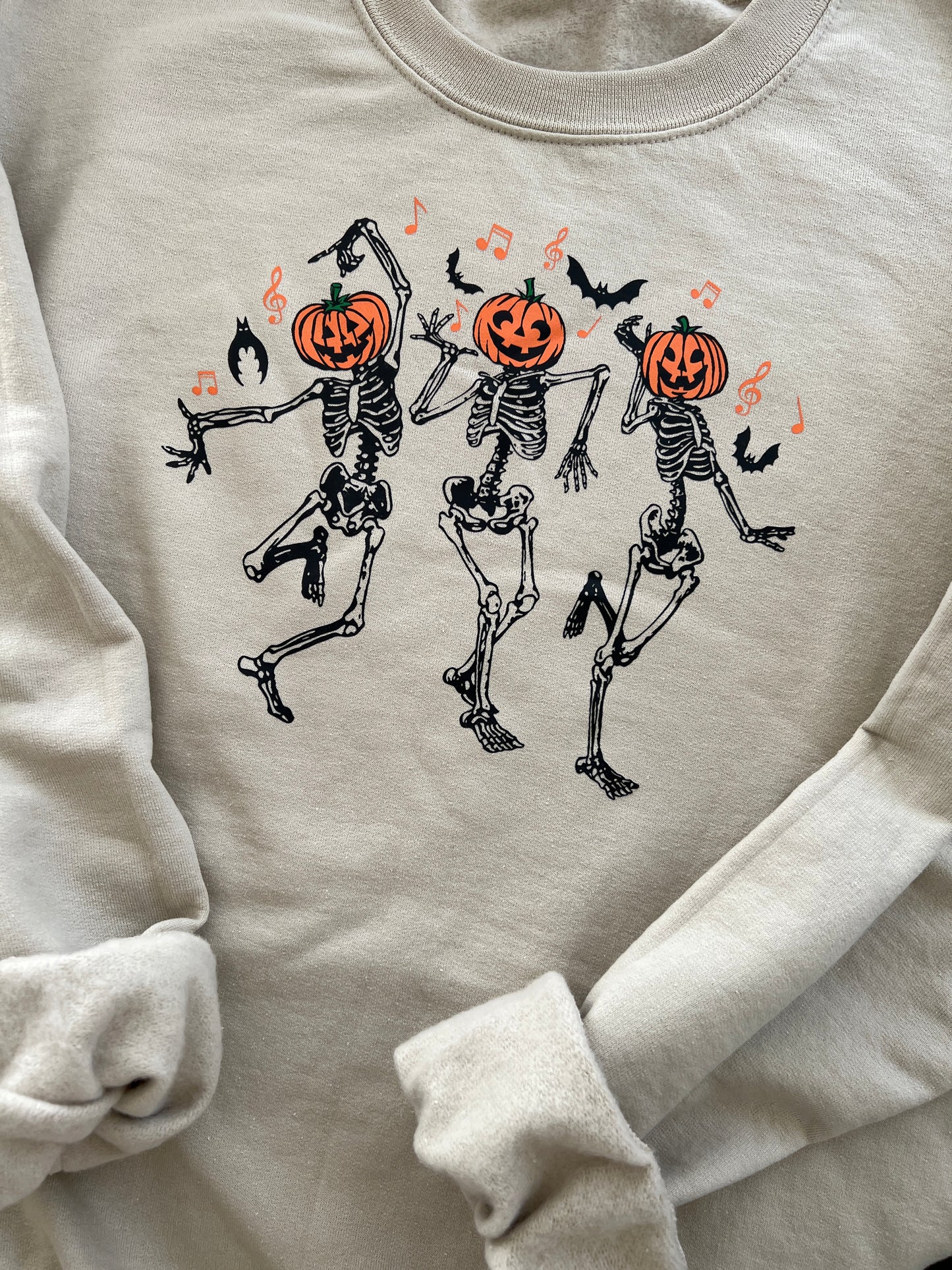 „Kürbiskopf tanzende Skelette“ Halloween-Sweatshirt/Hoodie • Lifestyle-Kollektion