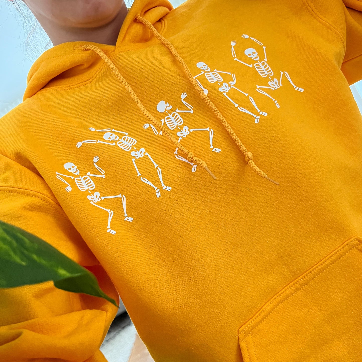 Halloween-Sweatshirt/Hoodie „Dancing Skeletons Crew“ • Lifestyle-Kollektion