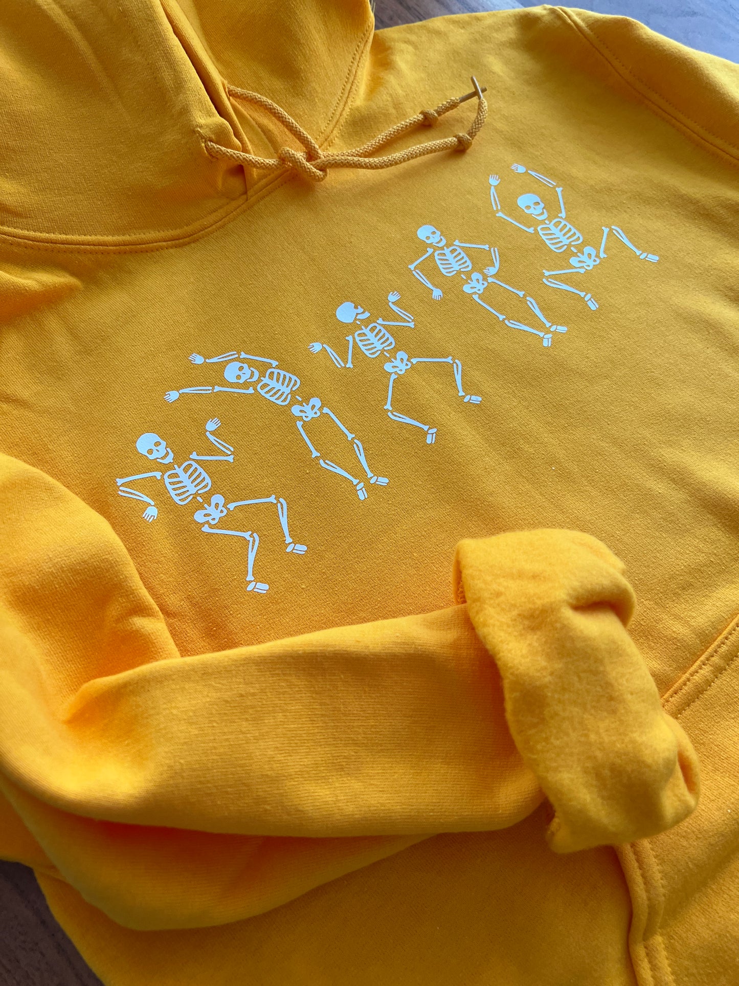 Halloween-Sweatshirt/Hoodie „Dancing Skeletons Crew“ • Lifestyle-Kollektion