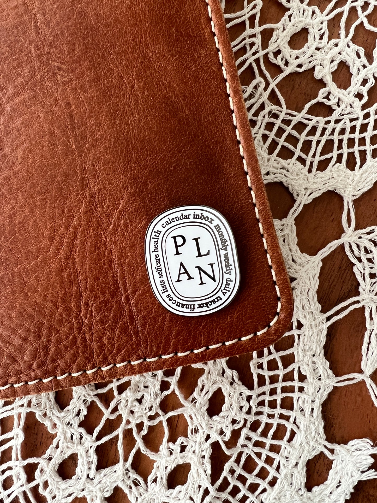 „PLAN“ Diptyque inspirierter magnetischer Emaille Pin